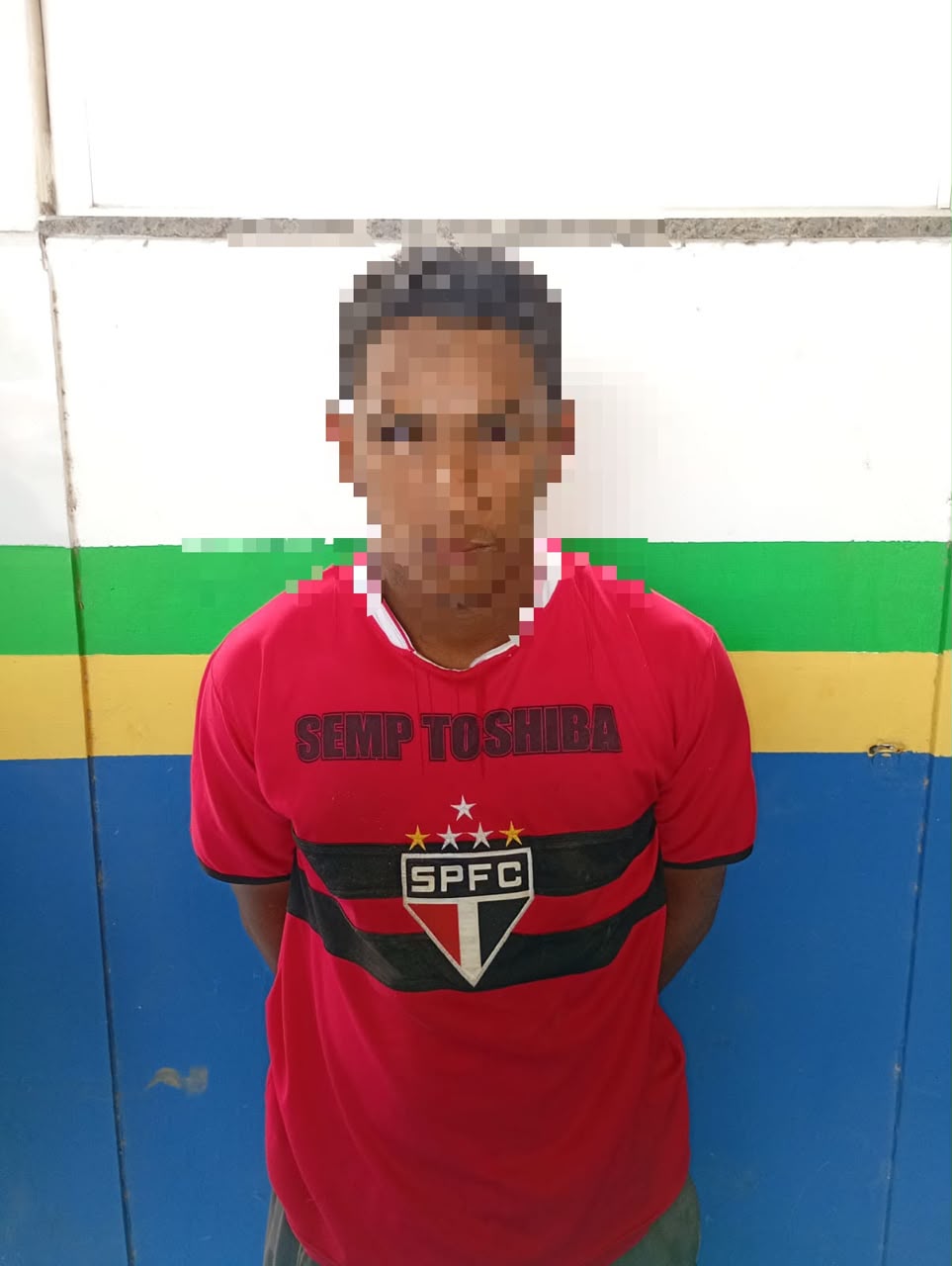 Homem em surto de fúria destrói residência e tenta agredir companheira em Canindé de São Francisco